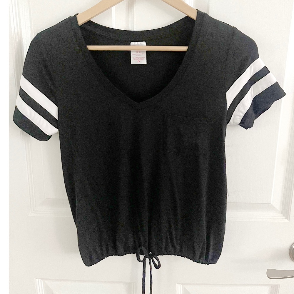 Sporty V-Neck Tee - S